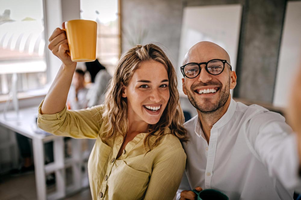 Två kollegor som tar en selfie