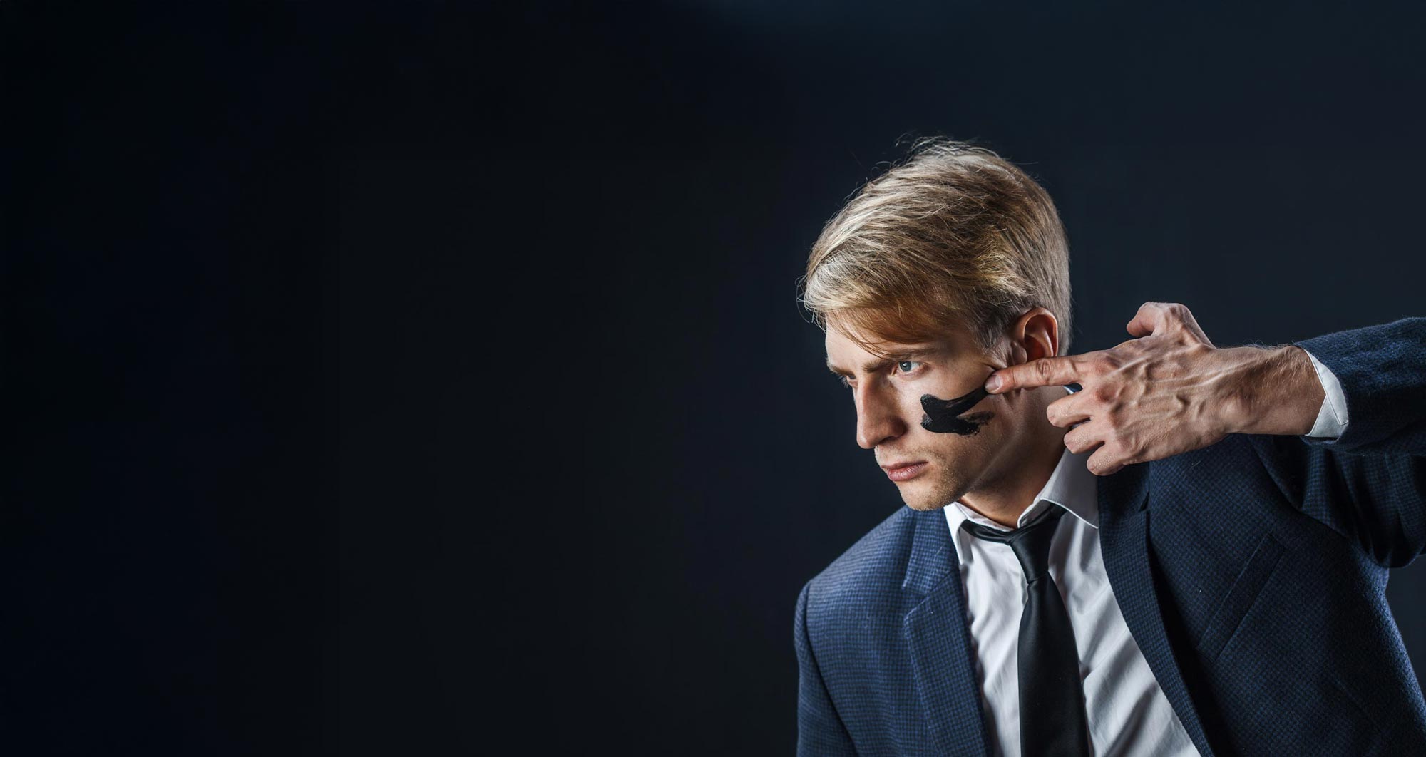 Man som ritar sig i ansiktet