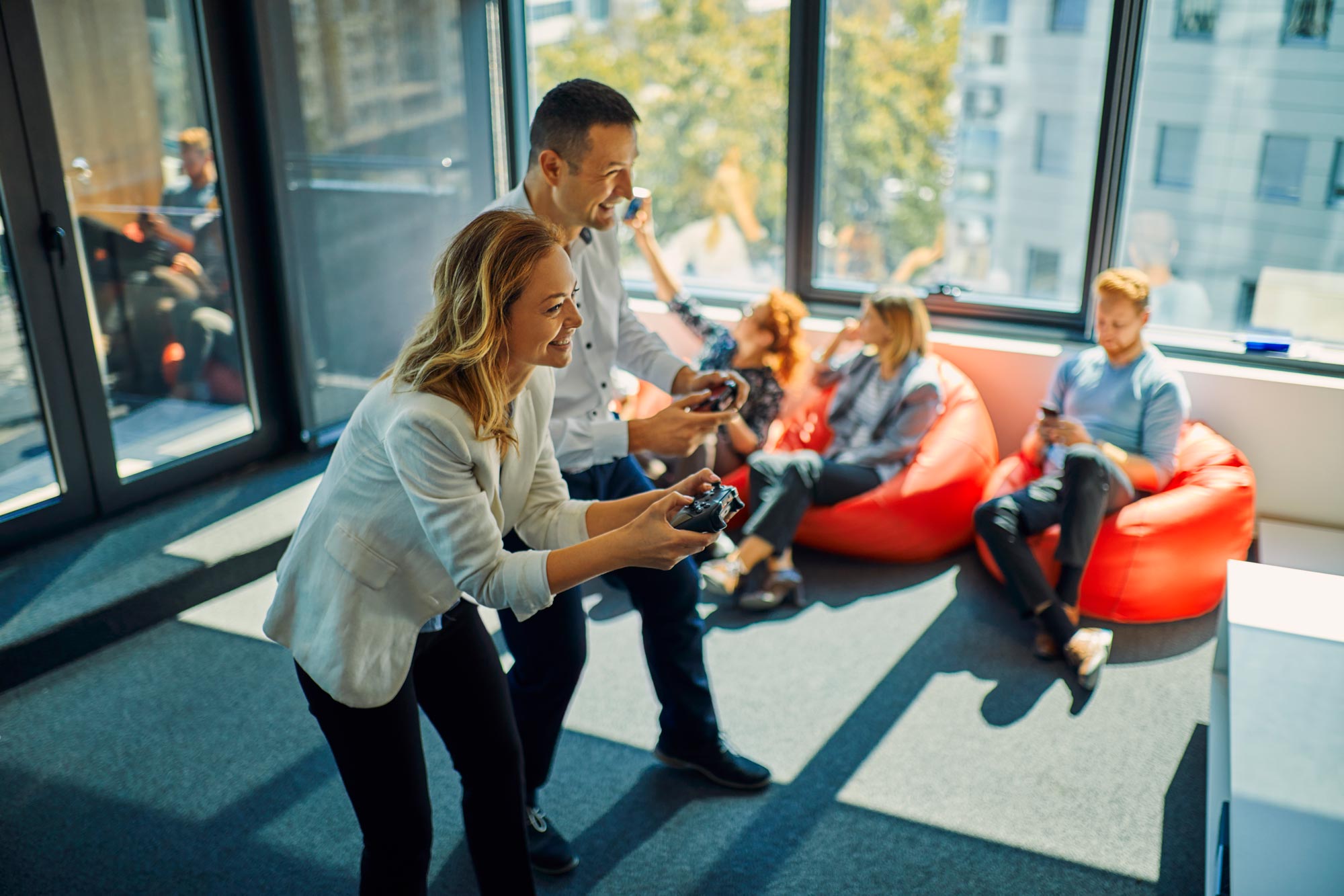 Medarbetare som spelar playstation