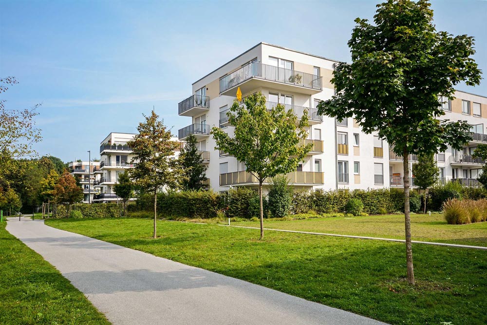 Lägenhetsgus längs en väg