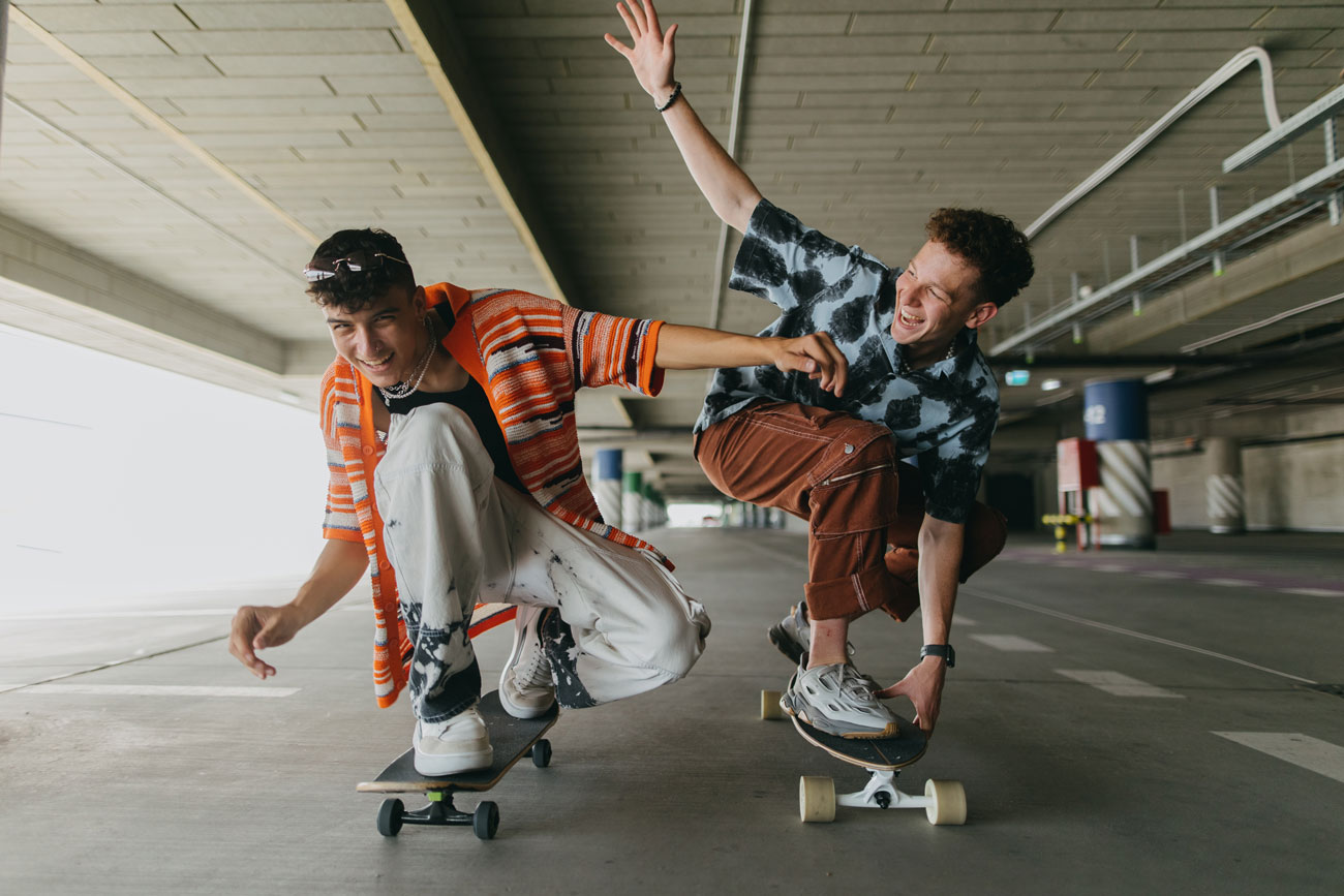 Killar som har roligt på skateboards