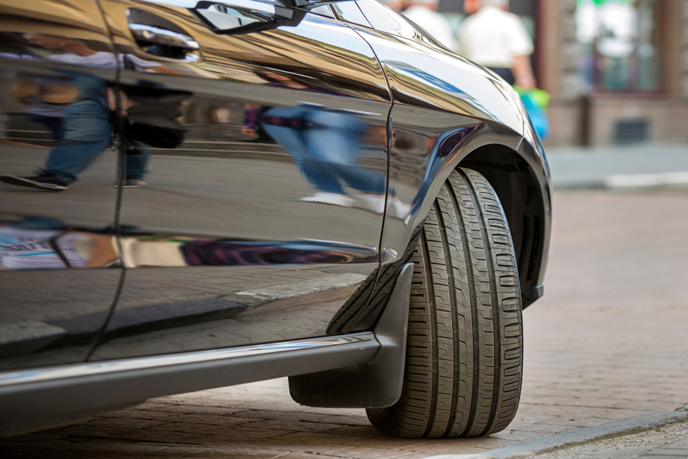 Nya däck på en svart bil