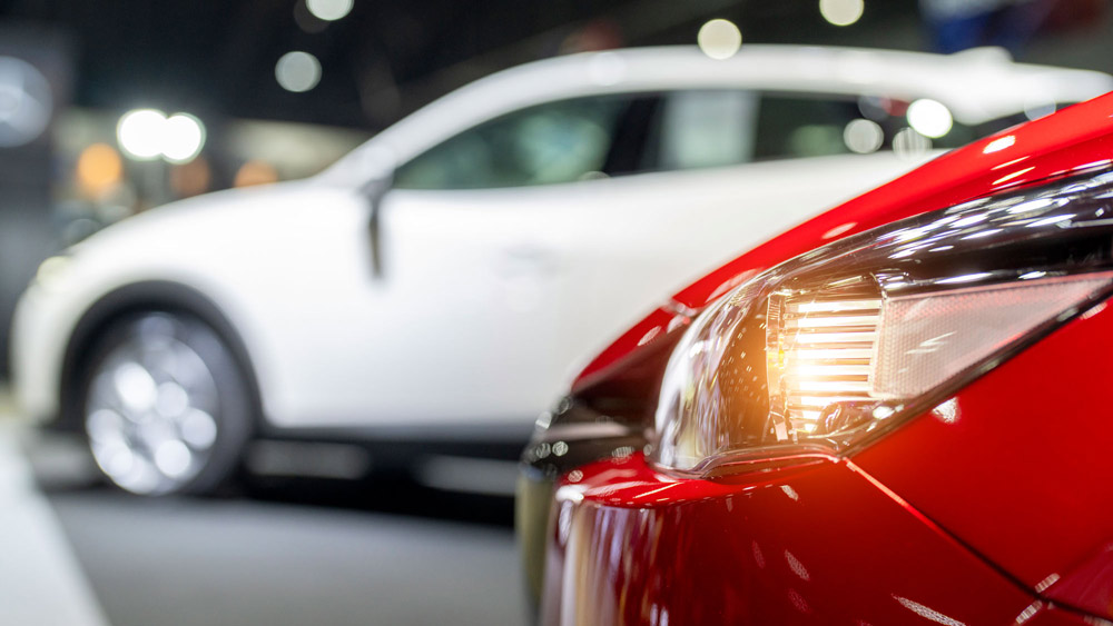 En röd och en vit ny bil