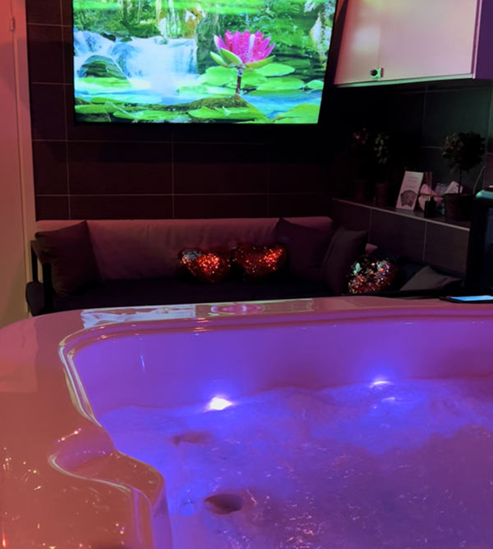 Glas och bubbel framför en bubbelpool