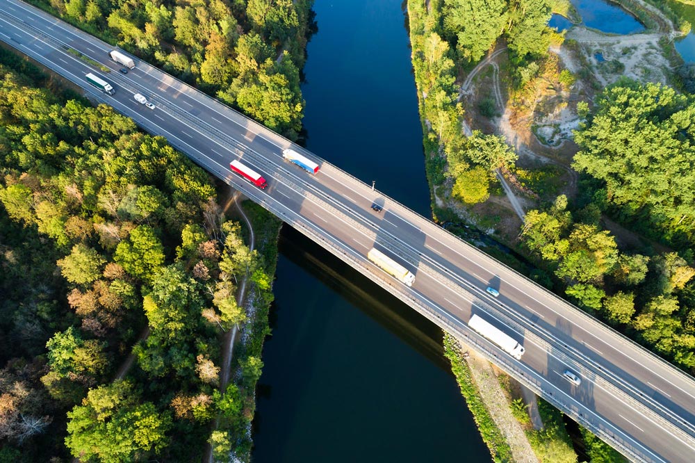 Motorväg över flod.