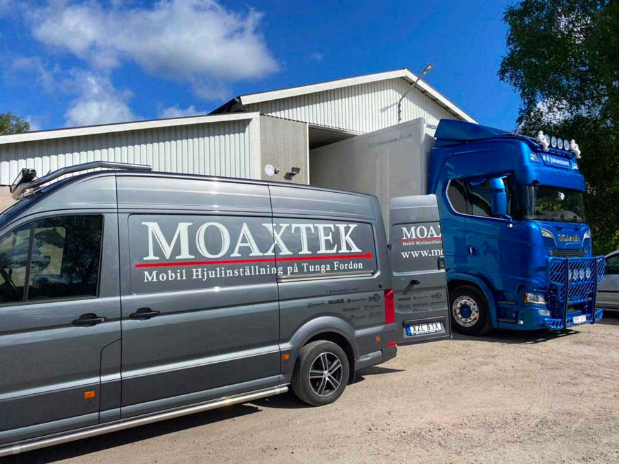 Moaxteks arbetsbil och en lastbil bredvid