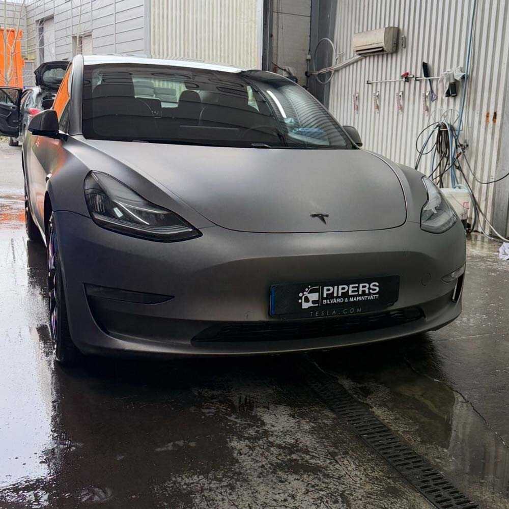 En bil med en reggskylt som säger Pipers