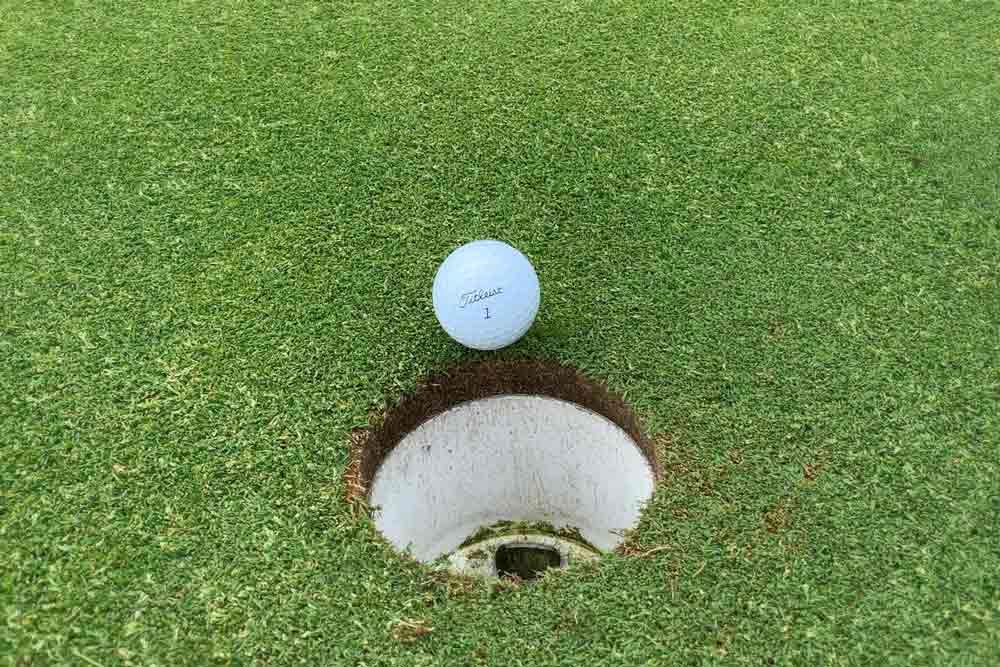 Golfklubba och golfboll.