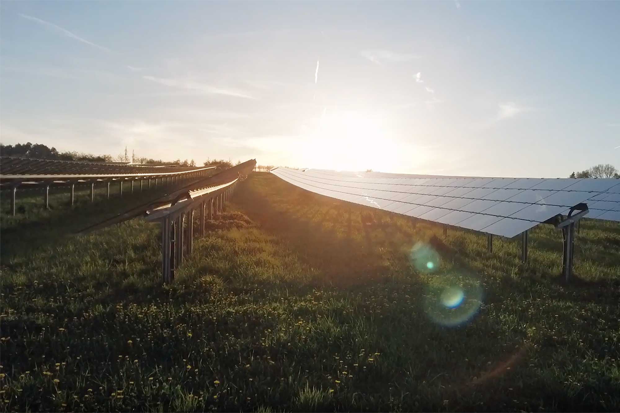 Sol som lyser på solceller