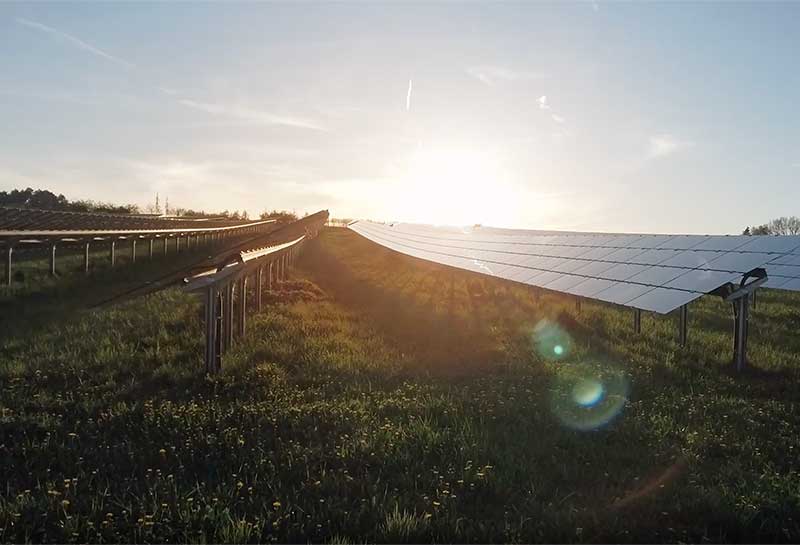 Sol som lyser på solceller