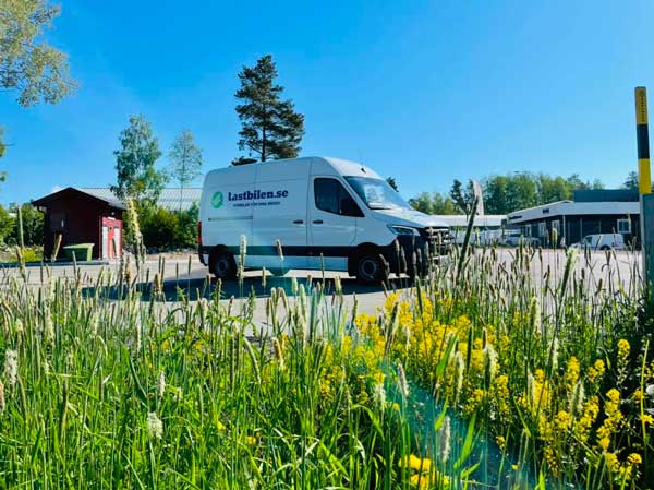 En lättlastbil med dekaler av Lastbilen.se