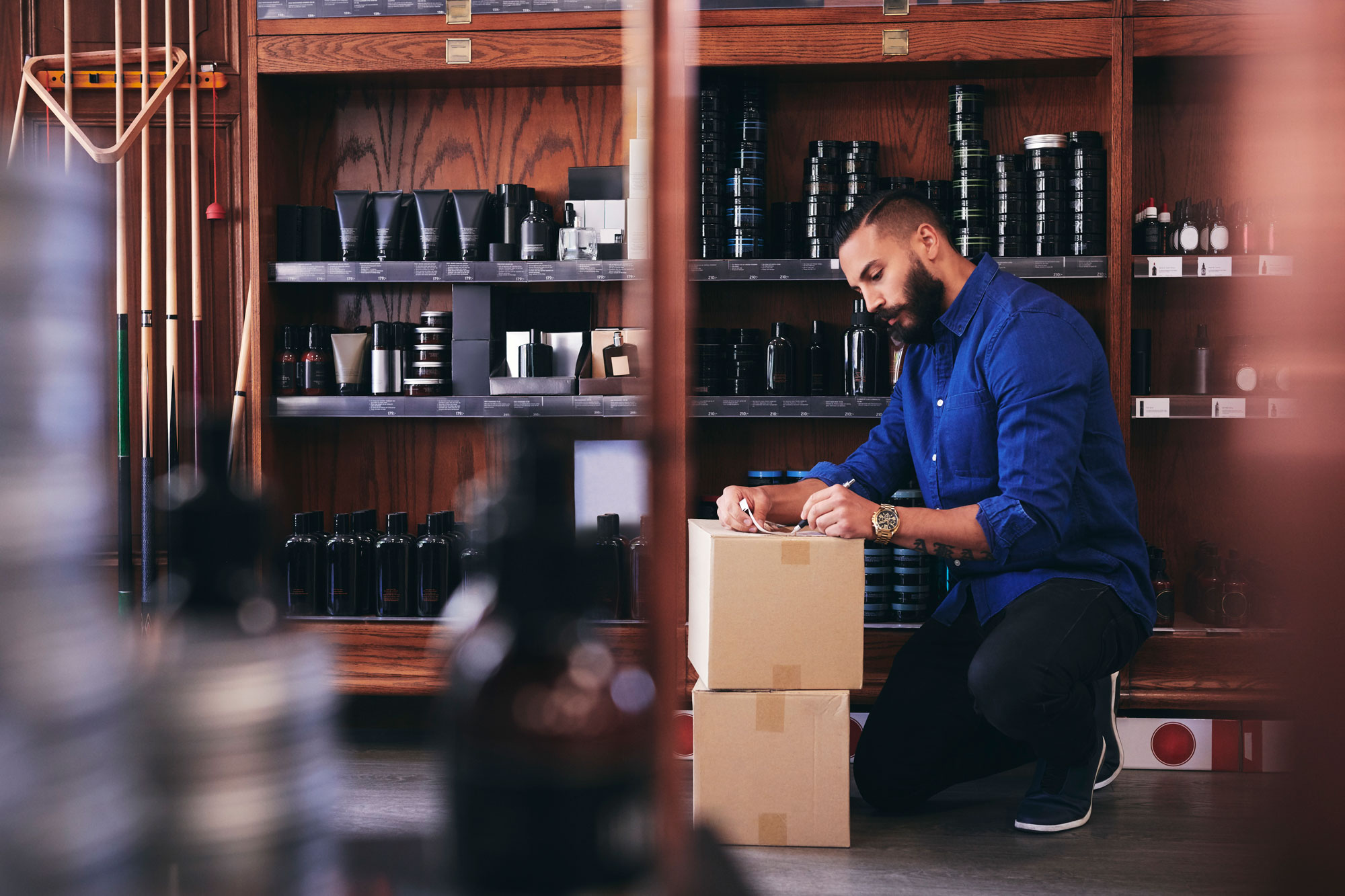 En glad man åker kick-bike i kontorskorridoren